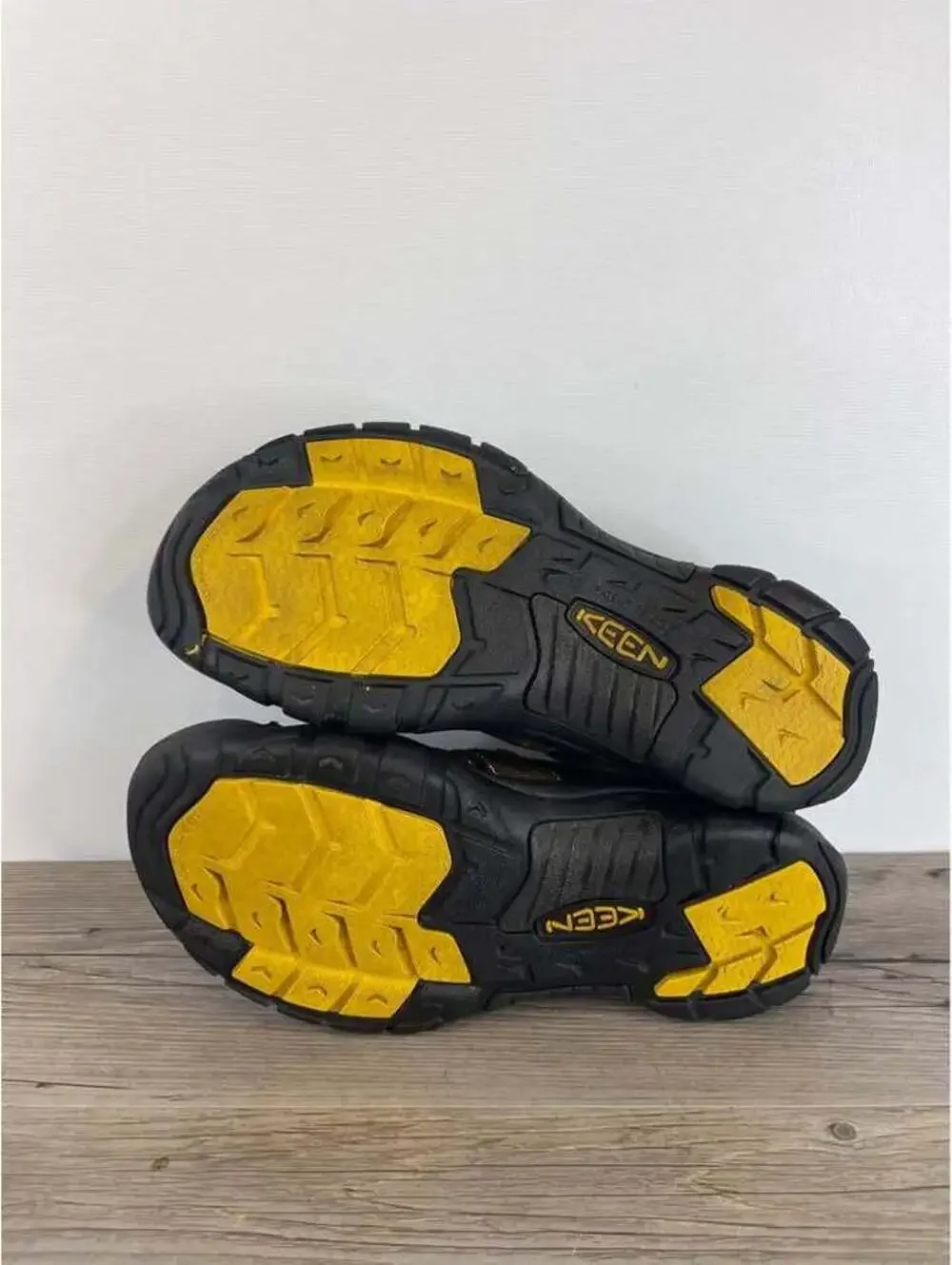 KEEN Newport H2 Men's Size 9.5 Waterproof Sandals Brown Yellow